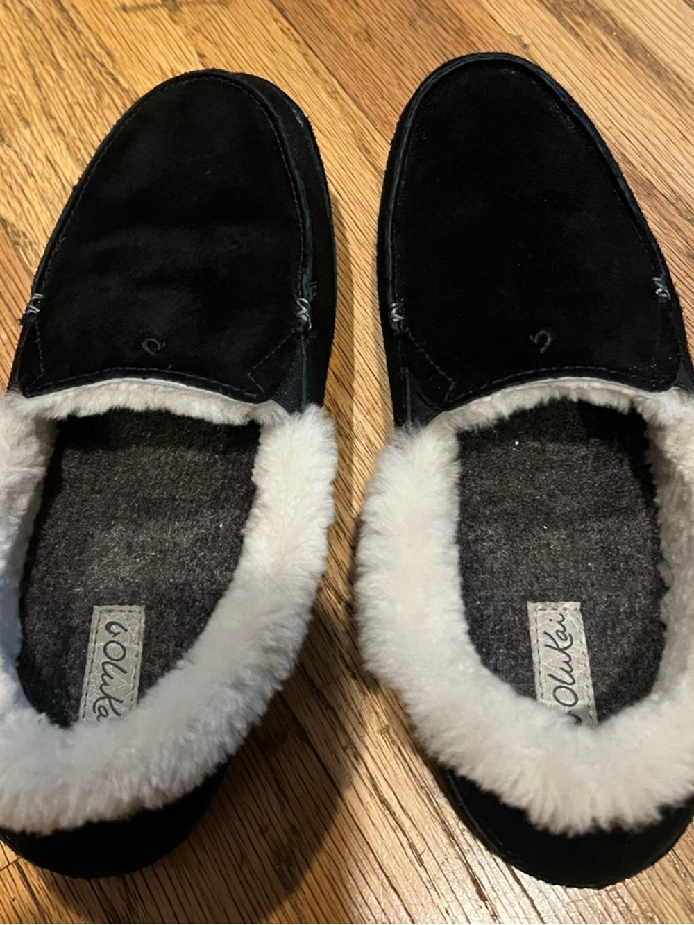 OluKai Women’s Black Indoor/Outdoor  Ku’Una Slippers with Shearling Collar/